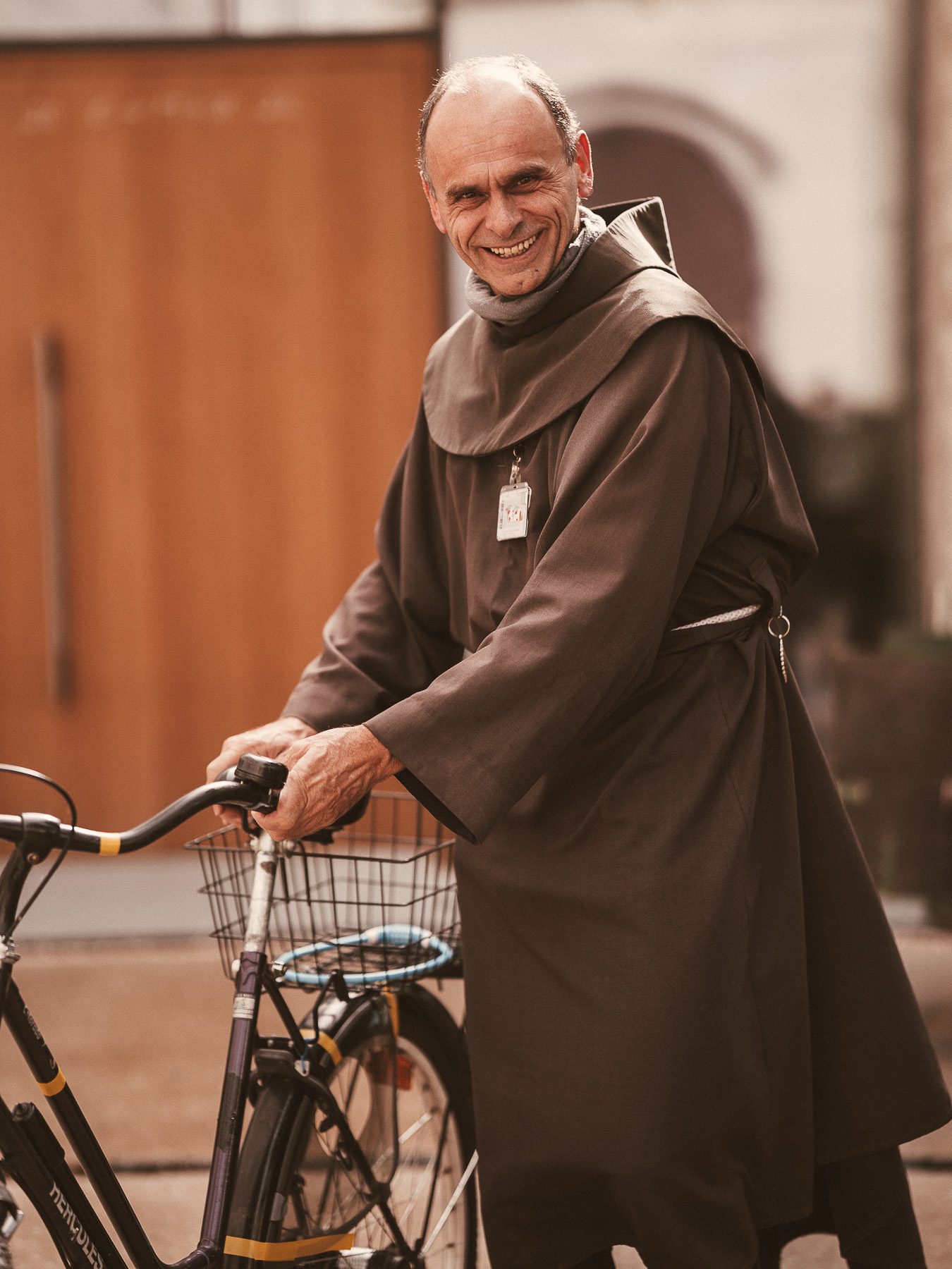 Franziskaner Bruder Salzburg mit Fahrrad
